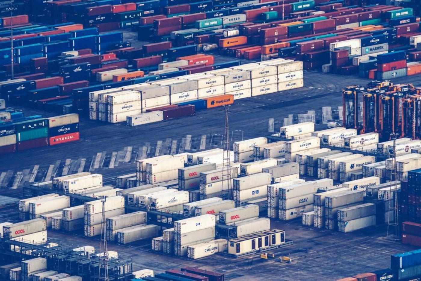 Container in einem Frachthafen als Symbolbild für die Informatik