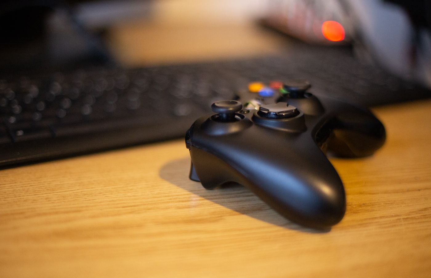 Controller neben Tastatur