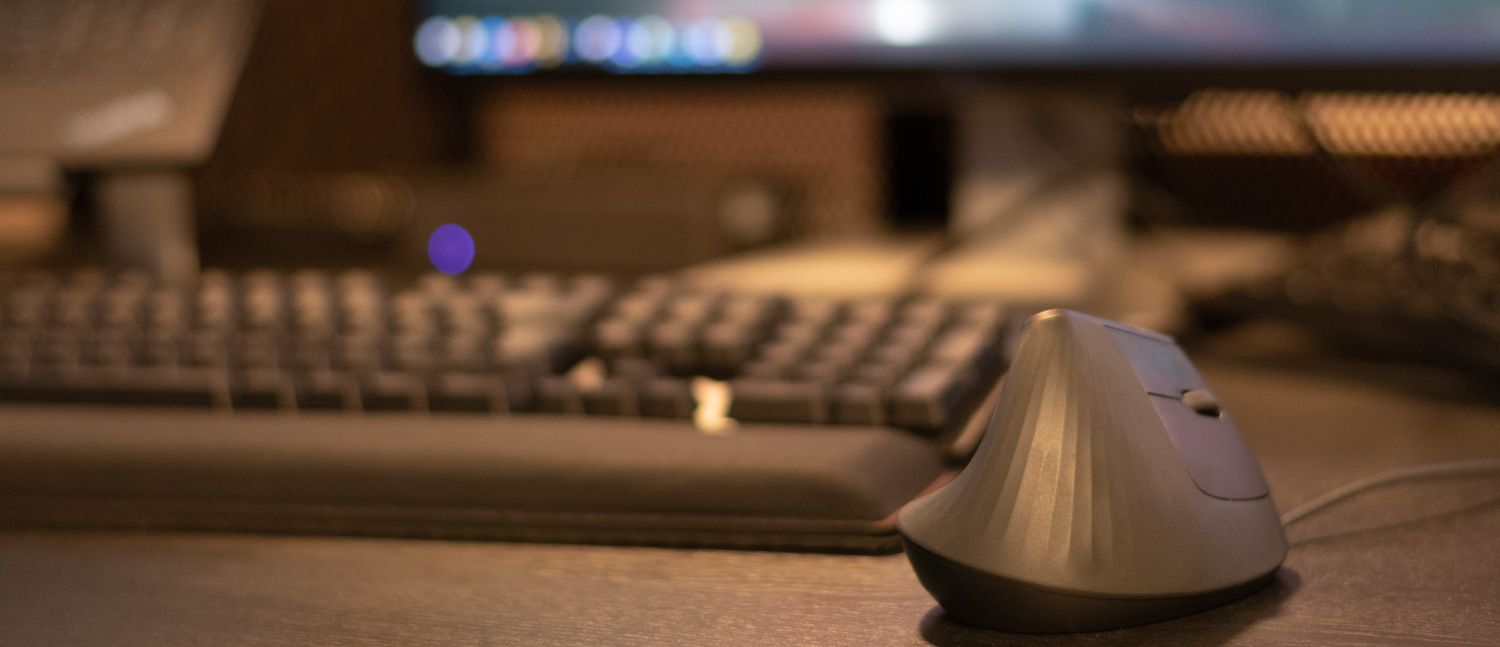 Ergonomische Computer-Maus neben einer Tastatur