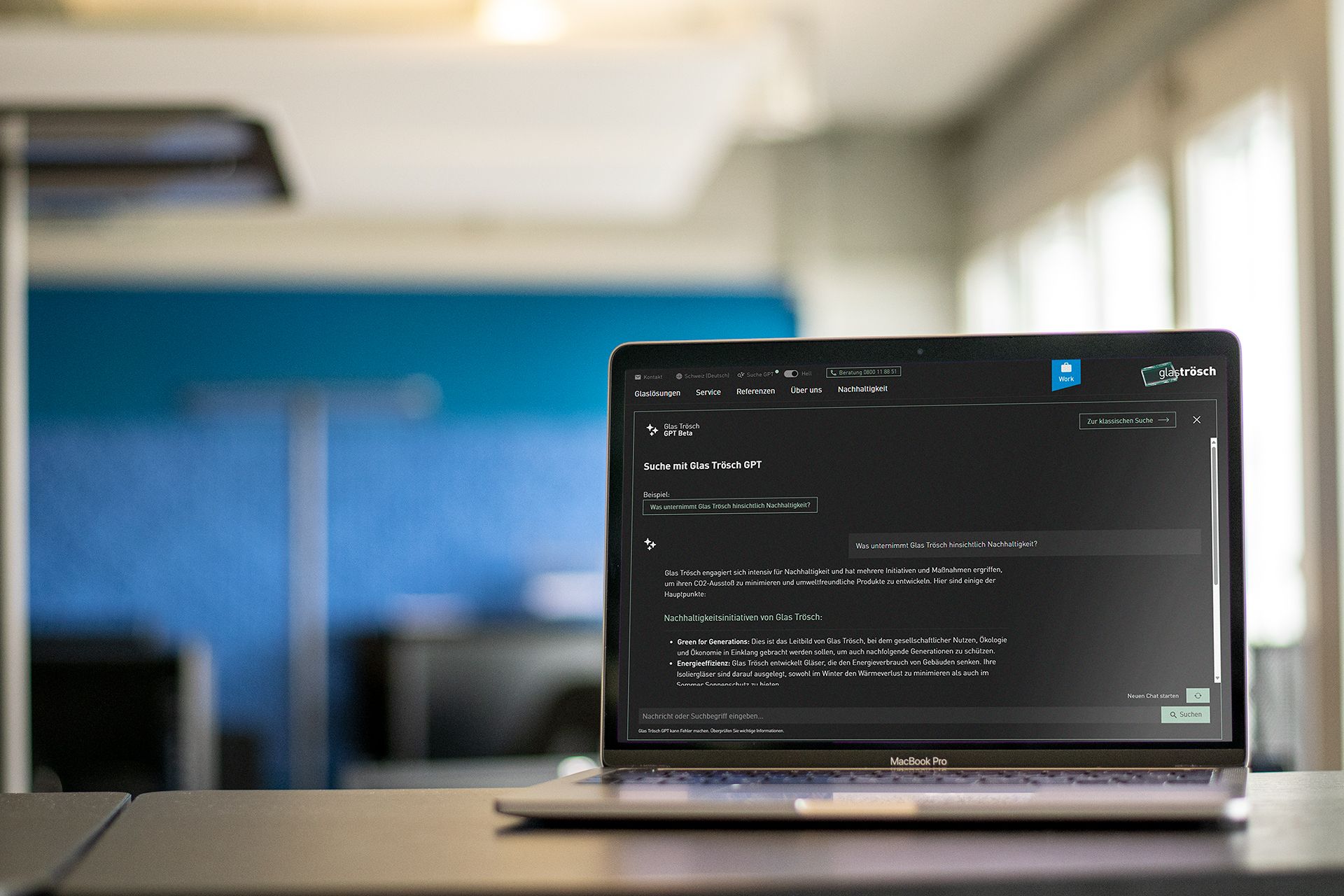 Glas Trösch GPT Suche im Dark Mode