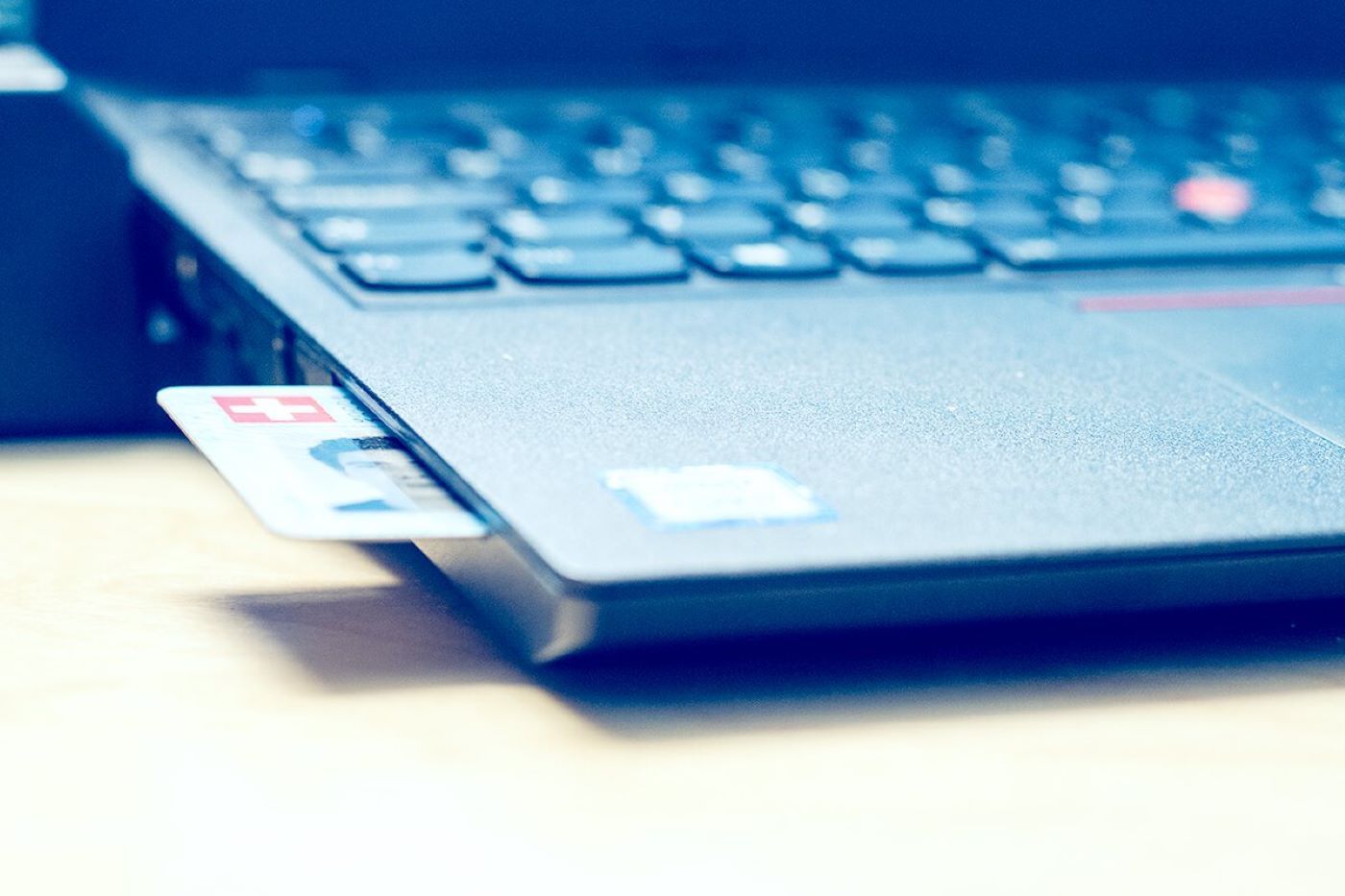 Identitätskarte in Laptop