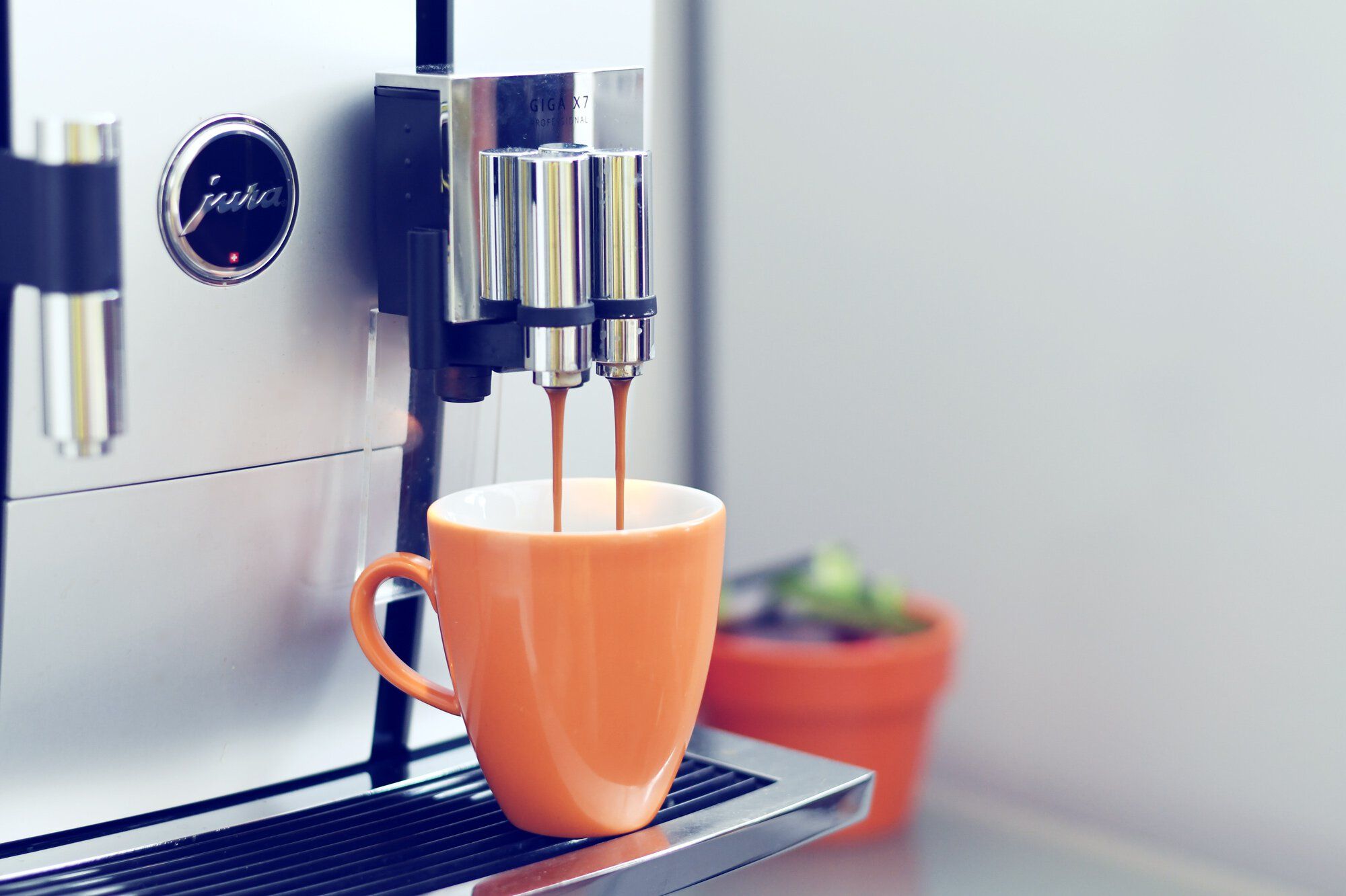 Kaffeemaschine macht Kaffee