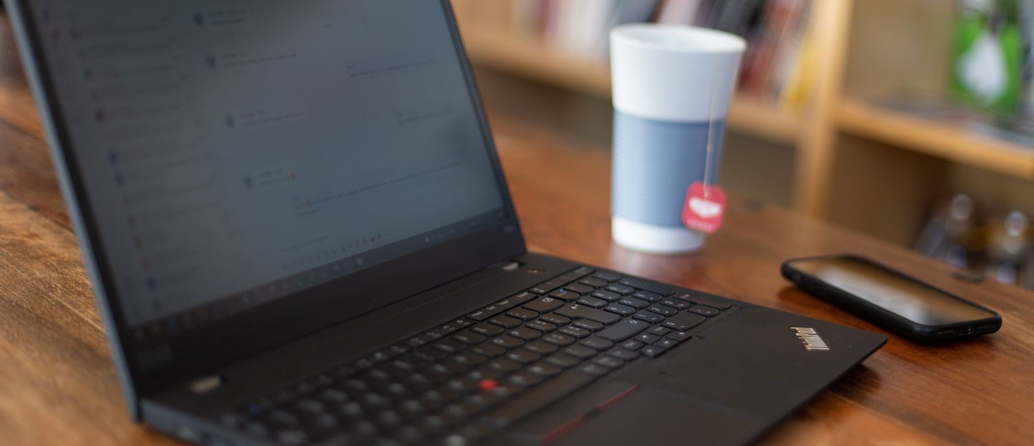 Laptop im Homeoffice mit Tee