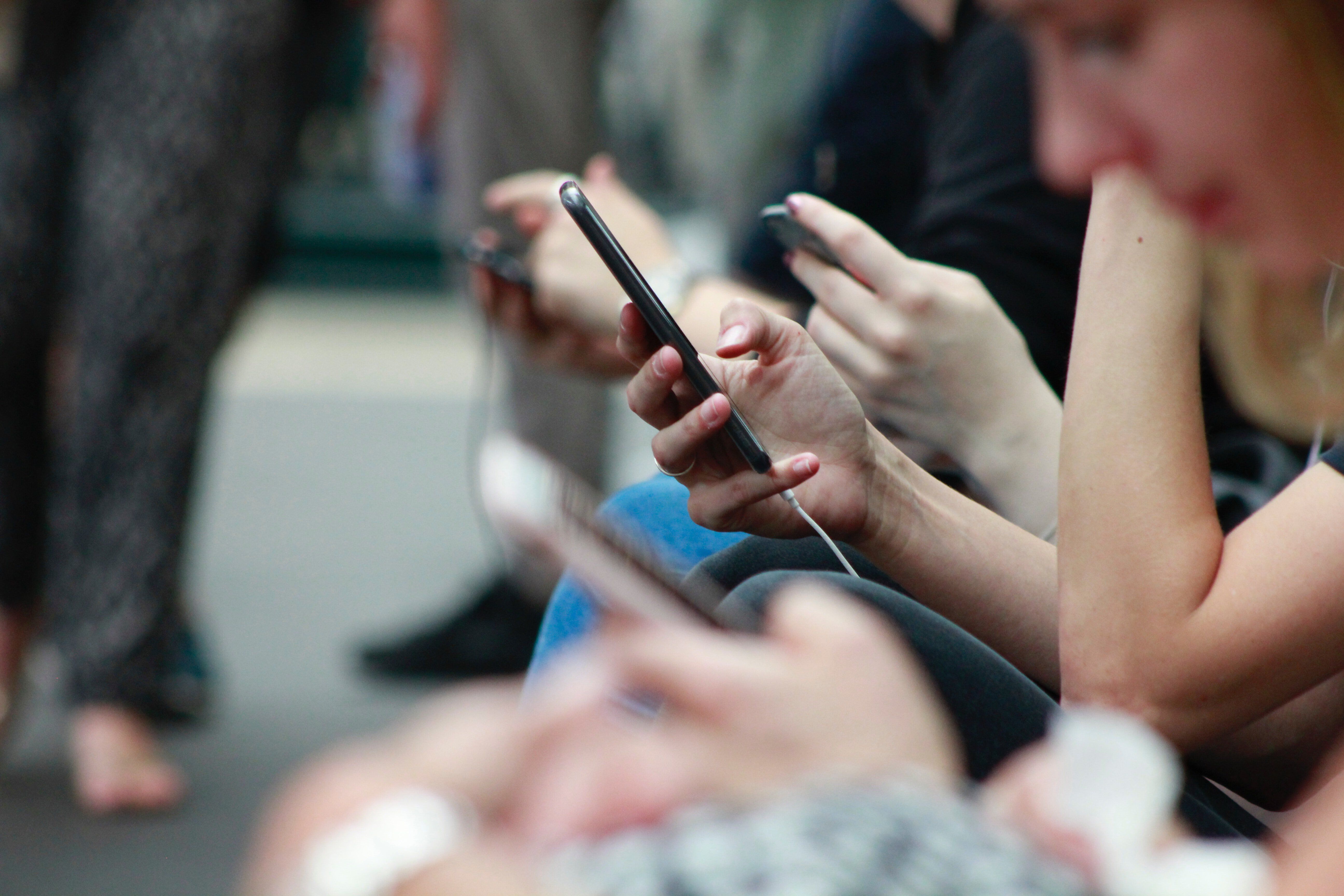 Menschen am Smartphone in der Öffentlichkeit