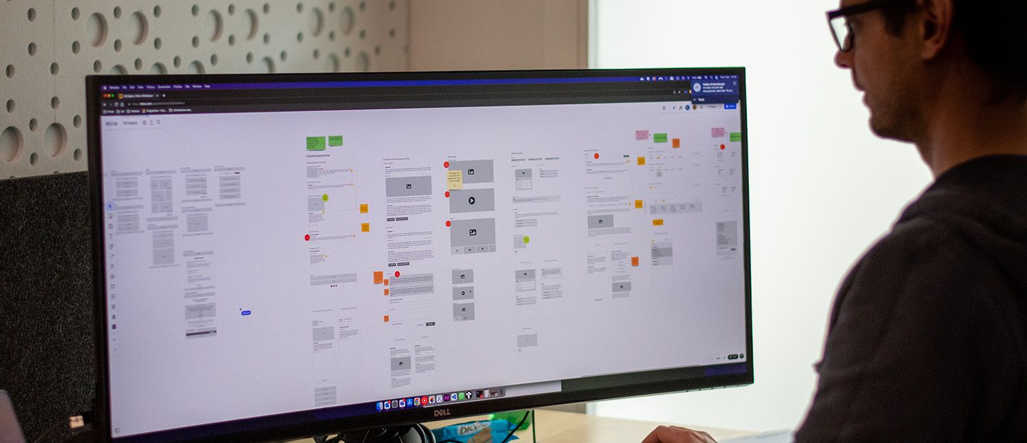 UX-Designer nutzt Miro