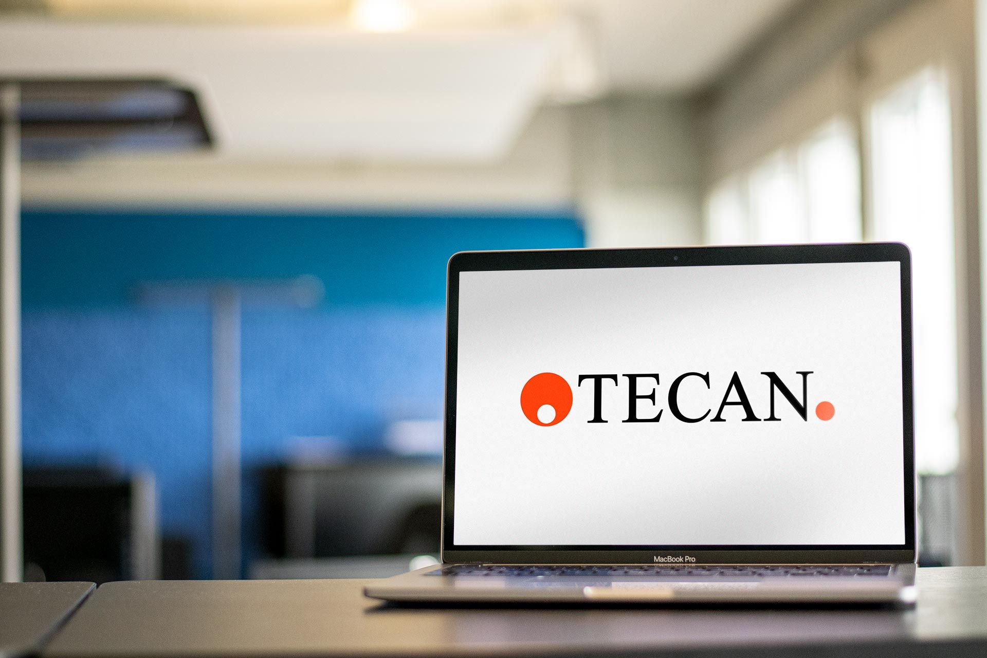 Laptop mit dem Tecan Logo