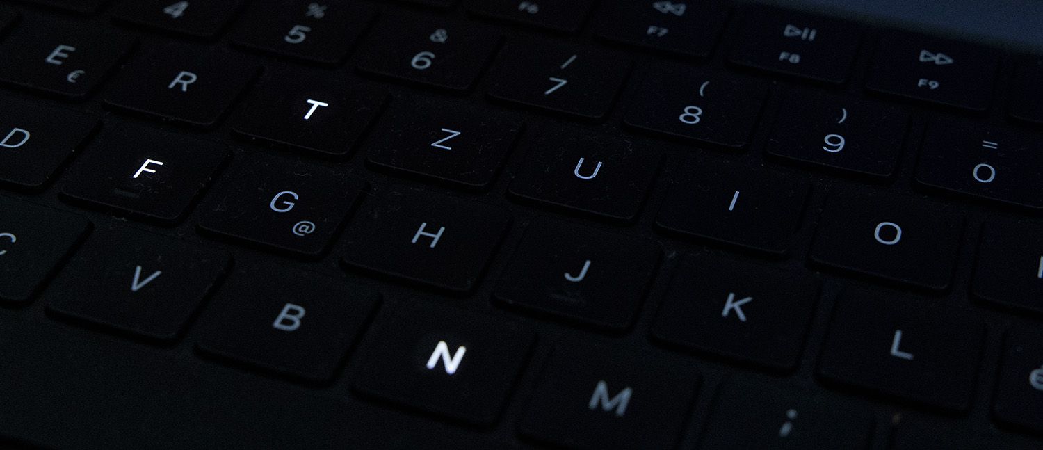 Tastatur mit leuchtenden Buchstaben