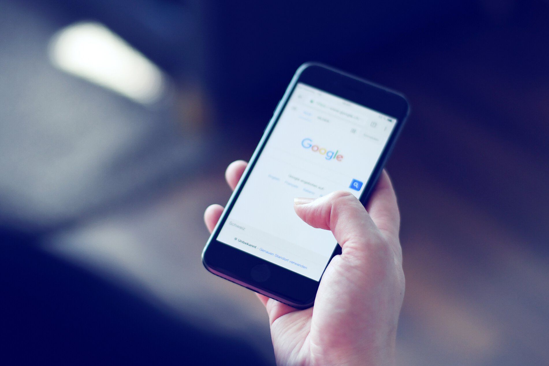 Handy mit Google-Suche geöffnet
