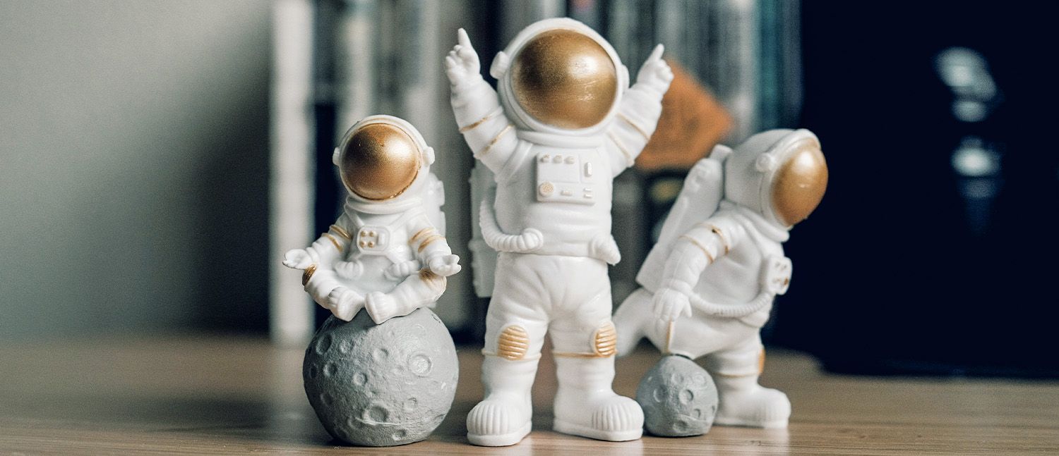 Spielfigur-Astronauten auf einem Schreibtisch