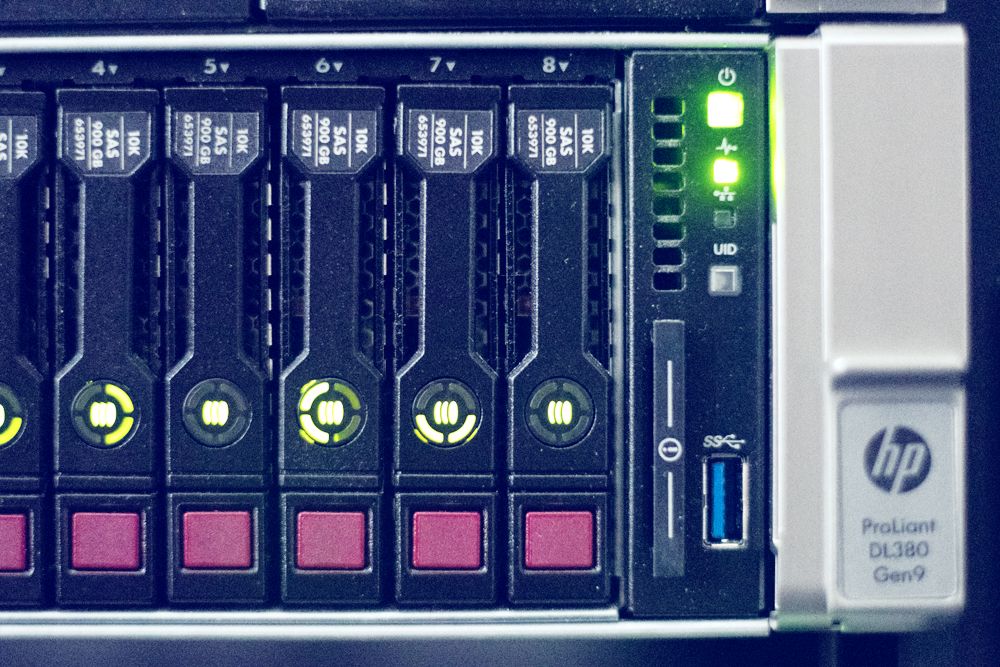 Server mit leuchtenden Lämpchen