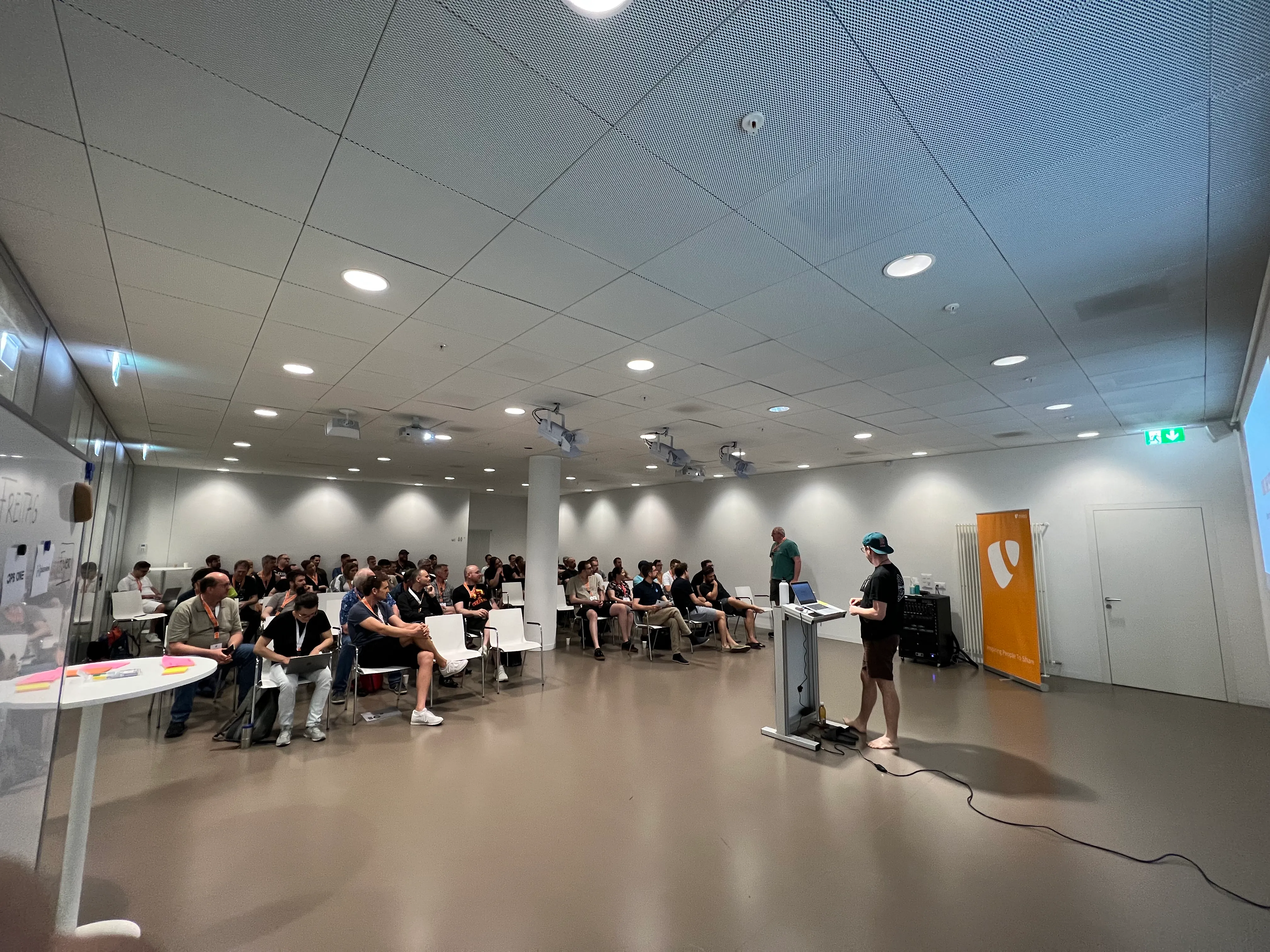 Die TYPO3-Community lauscht einer Präsentation